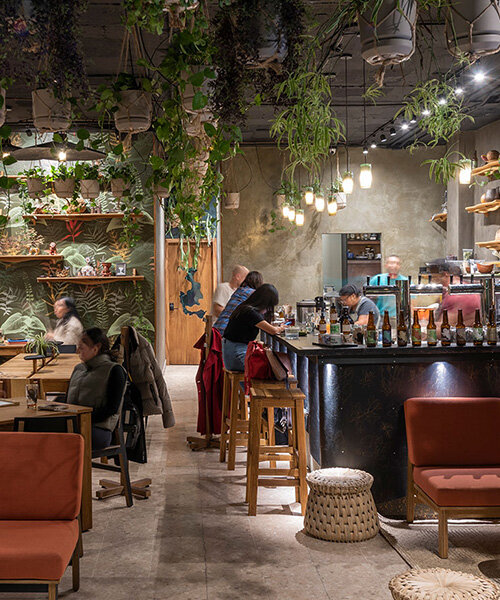 tuux diseña una taberna sustentable inspirada en el ajolote en la ciudad de méxico