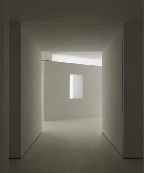 luz natural demarca las distintas zonas de la nueva sede de la galería JPS en barcelona, españa