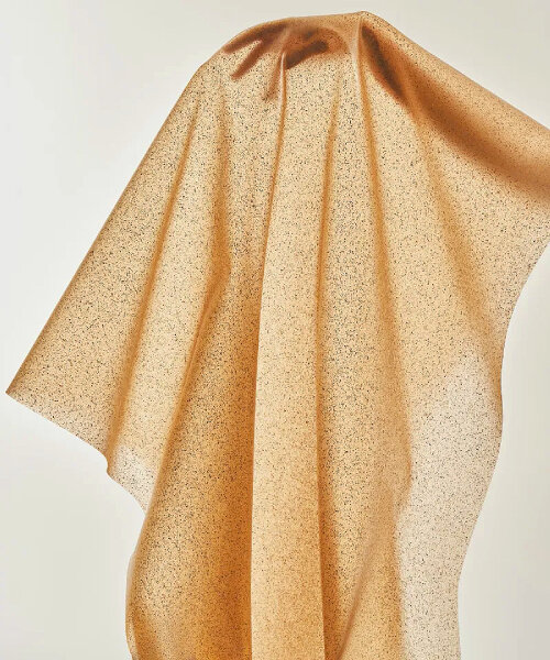 'adam sheet' es un tejido translúcido y lavable fabricado con residuos de manzana reciclados