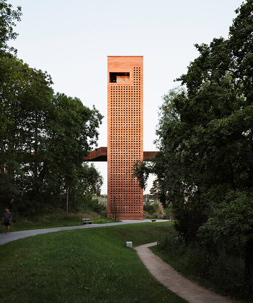 MONO architekten construye en alemania una torre de tierra apisonada teñida de rojo