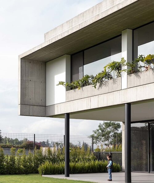 concreto aparente y columnas de acero recicladas conforman la casa binocular en ecuador