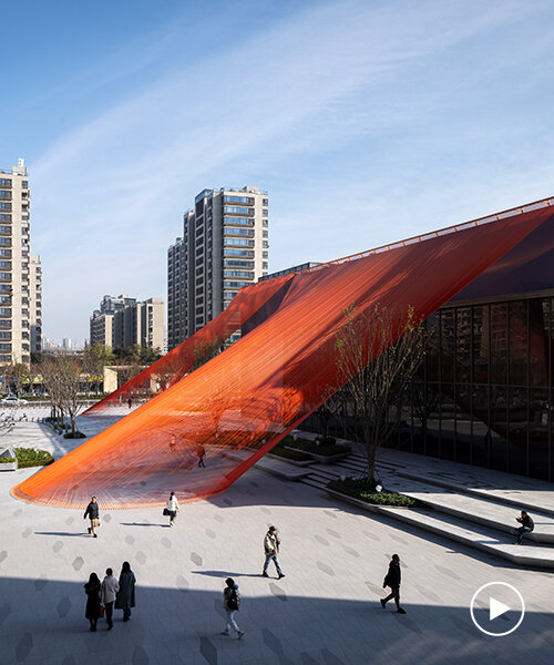 behin ha teje una instalación temporal con cintas de tela naranja en el complejo de hangzhou