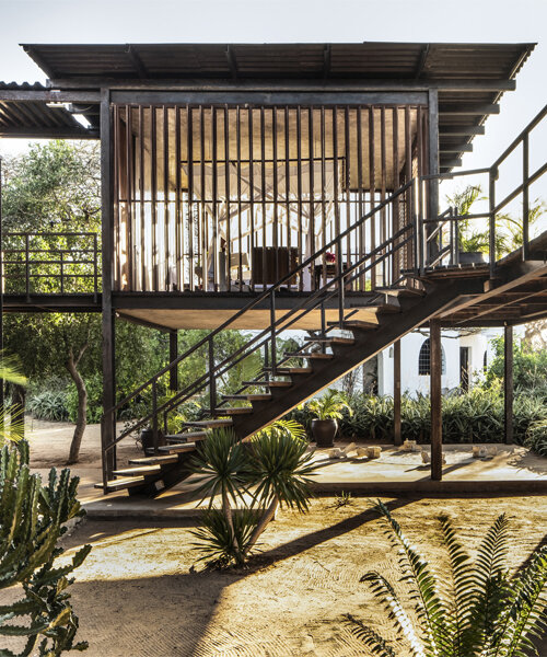 'falcon house' sobre pilotes de PAT. es una oda al modernismo tropical en la isla keniana de manda