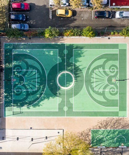 playgones evoca los históricos jardines versalles en su cancha de baloncesto