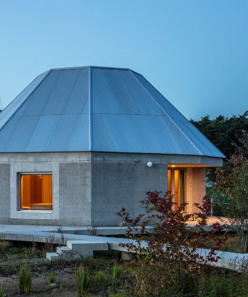 las curiosas viviendas de concreto de aoa architects parecen flotar sobre el campo coreano