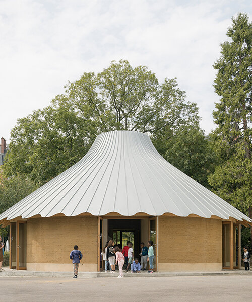 l'atelier senzu construye un pabellón de tierra apisonada inspirado en un carrusel para una escuela parisina