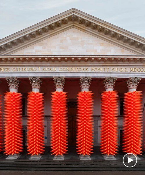 SpY envuelve columnas neoclásicas en gante con conos de tráfico luminosos para el lichtfestival