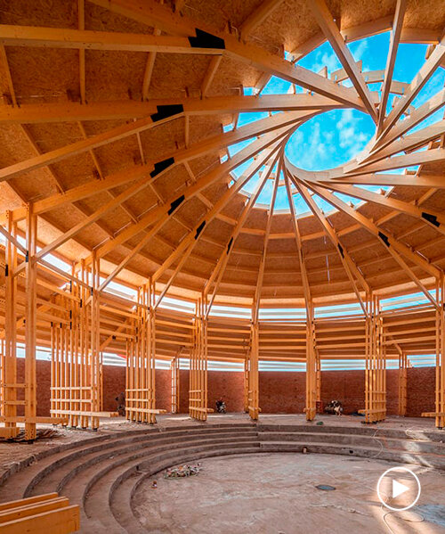 LUO studio remata una sala de exposiciones en china con un techo de madera en espiral