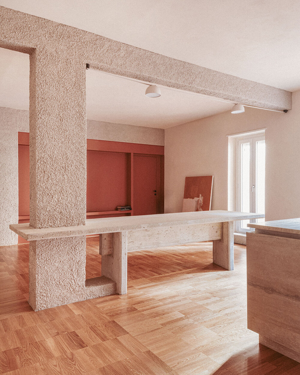 la columna aparente protagoniza el piso de los años 70 reformado por studio traccia en roma