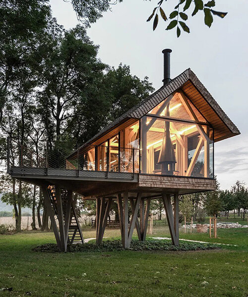 el arquitecto jan tyrpekl eleva esta diminuta 'casa zen' sobre pilotes en la austria rural