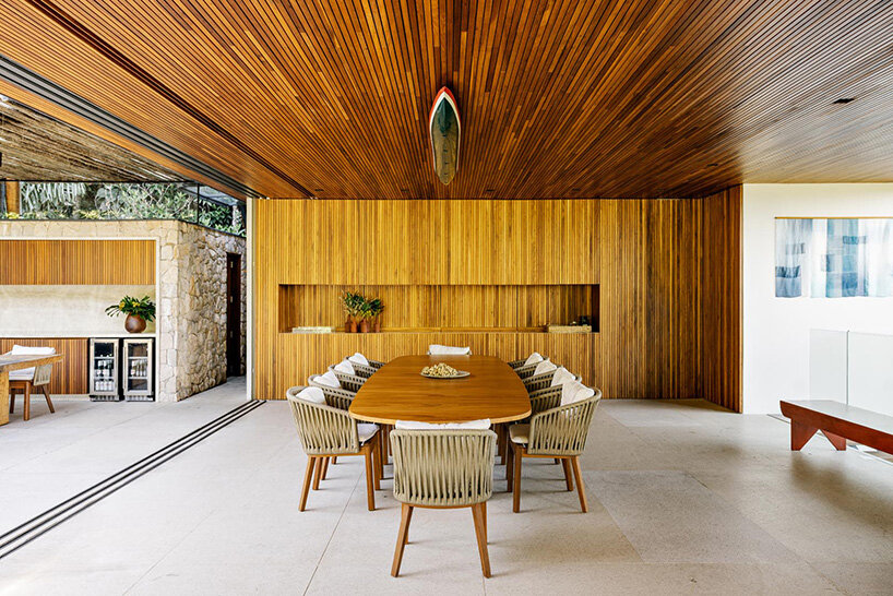 la moderna casa del árbol de DB arquitetos se eleva sobre la vegetación de la costa brasileña