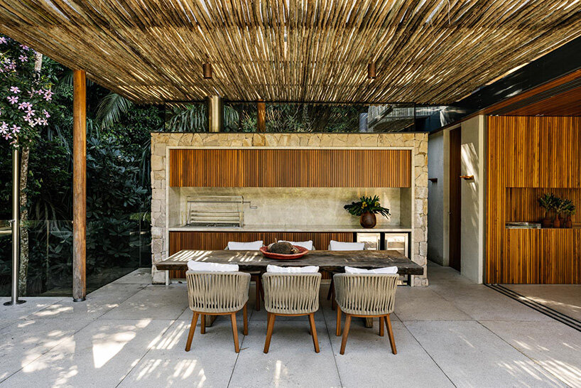 la moderna casa del árbol de DB arquitetos se eleva sobre la vegetación de la costa brasileña