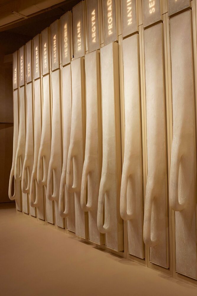 una escultura gigante de una máquina de coser protagoniza la tienda dage curtain de molos