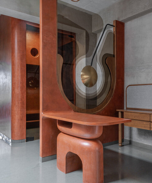 cálidos tonos terracota adornan el escultural interior de la oficina de design ni dukaan en la india