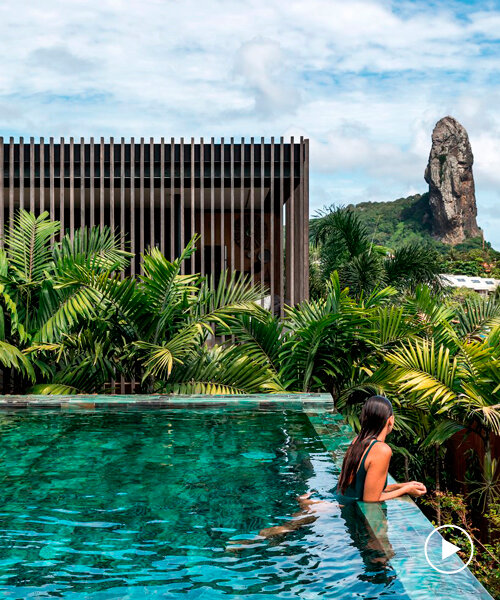 un revestimiento de madera permeable fusiona un hotel boutique con la naturaleza en una isla brasileña