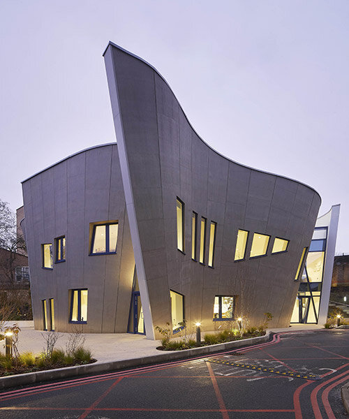studio libeskind diseña el nuevo centro maggie de londres con fluidas paredes curvas