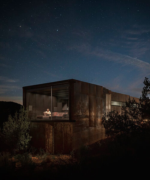 la casa del telescopio revestida de acero de wendell burnette architects se funde con el desierto de arizona