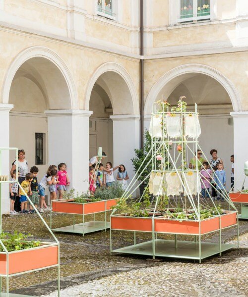 siete módulos de aprendizaje transforman el patio de una escuela abandonada en un laboratorio al aire libre en italia