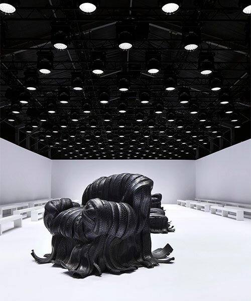 los sillones de neumáticos reciclados de villu jaanisoo protagonizan el desfile FW24 de acne studios