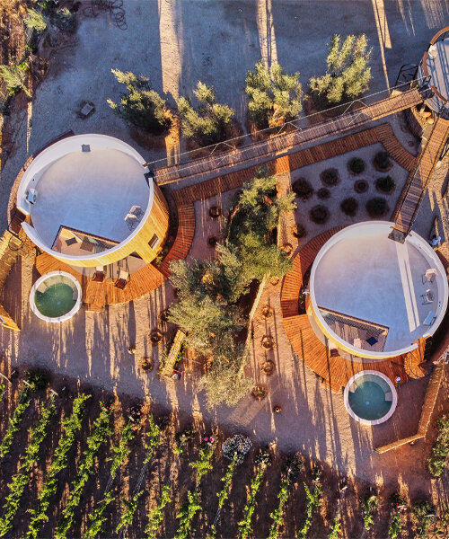 terrazas y puentes colgantes conectan las cabañas de zeuhary en un viñedo mexicano