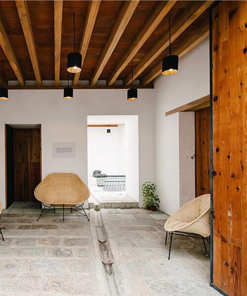la vivienda minimalista restaurada por rootstudio retoma la tradición oaxacaqueña de forma contemporánea