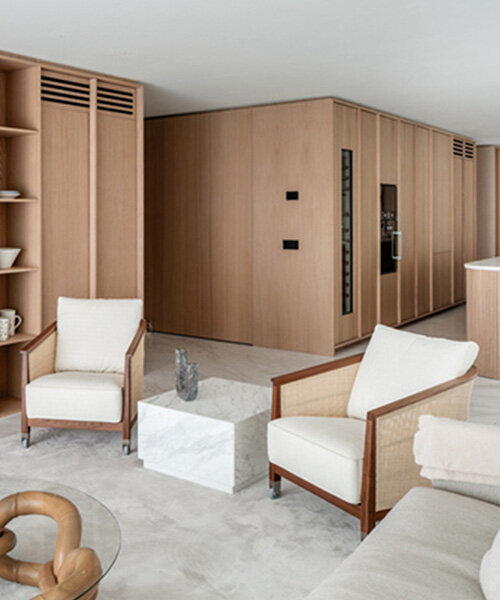jordi herrero arquitectos revitaliza un departamento con elegantes cajas revestidas de madera
