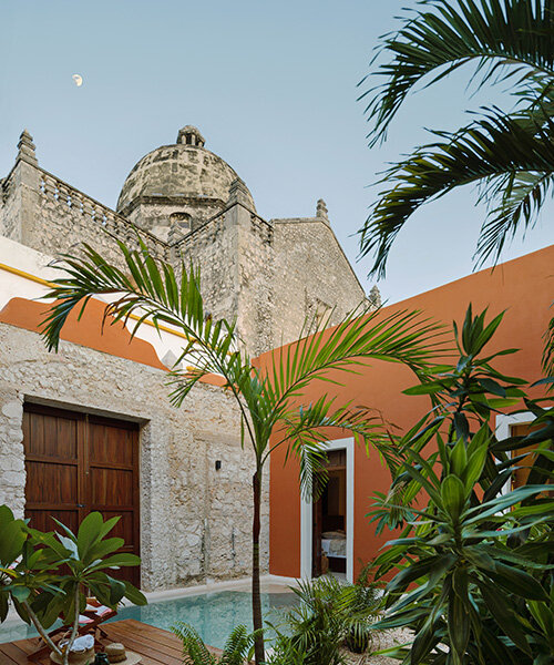 workshop organiza la 'casa ex templo' en torno a un patio central de piedra en campeche, méxico