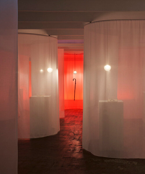 la galería santa & cole presenta una exposición poética con luz que recopila obras seriadas de joan brossa