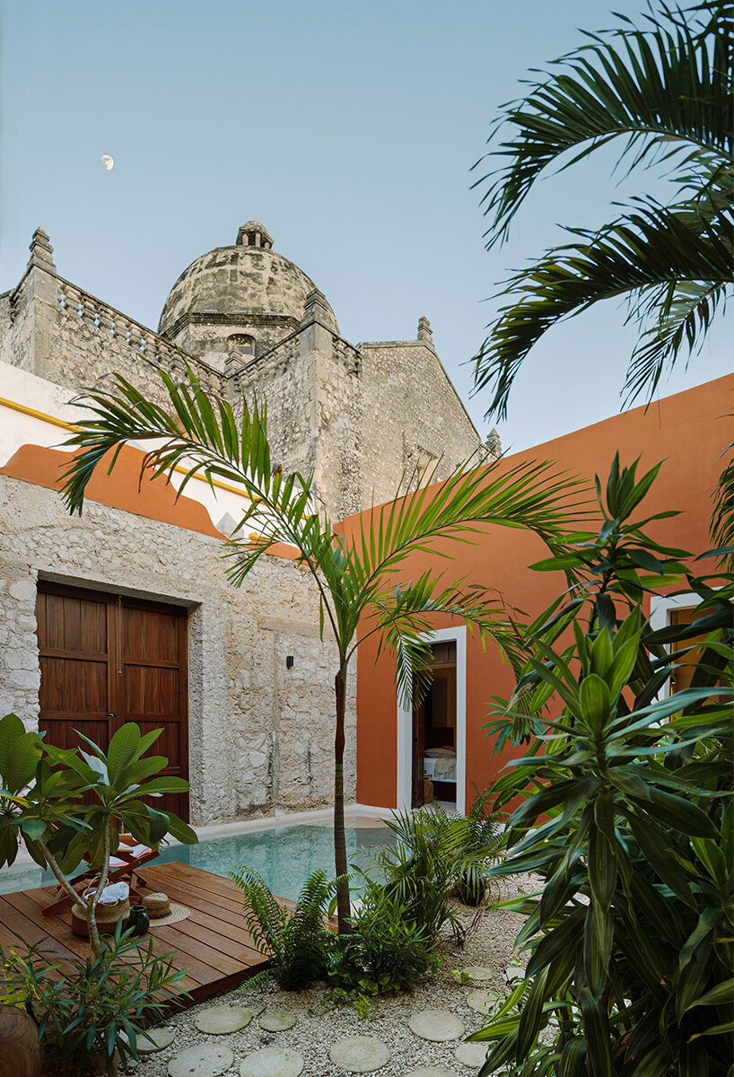 workshop organiza la 'casa ex templo' en torno a un patio central de piedra en campeche, méxico