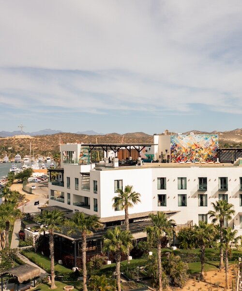 el mural de mosaico de omar rodriguez-graham transforma el rooftop del hotel el ganzo