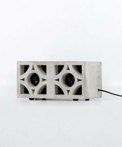 studio semblance inserta un equipo de música dentro de un bloque de mampostería de concreto