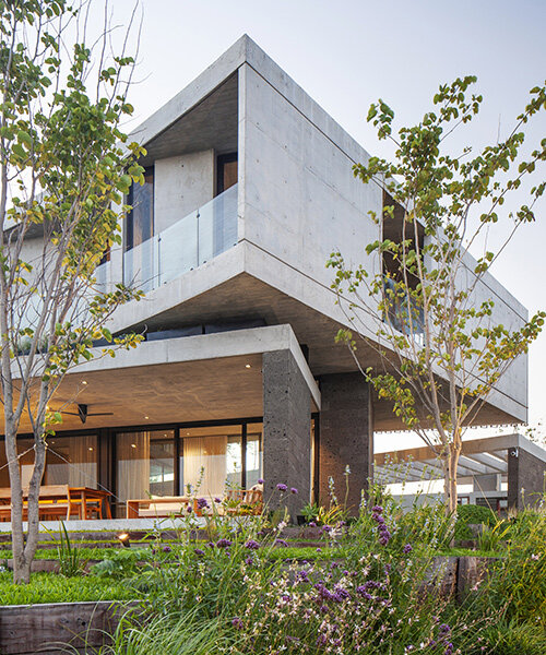 'casa órbita' diseñada por el estudio pka gira en torno a un jardín central en argentina