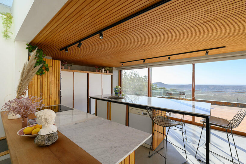 la arquitectura minimalista y la piedra natural se unen en una casa argentina construida dentro de la tierra