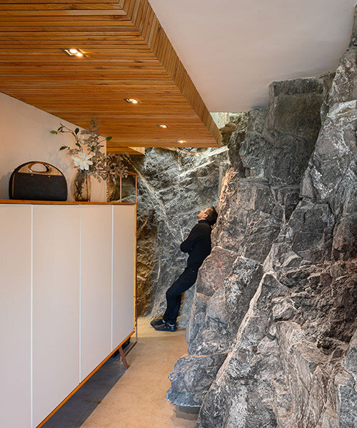 la arquitectura minimalista y la piedra natural se unen en una casa argentina construida dentro de la tierra