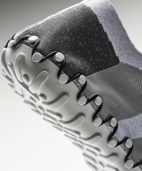los sneakers reciclables tejidos en 3D de disassembly lab pueden desmontarse para repararlos y restaurarlos
