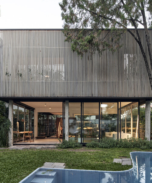 la base studio diseña 'casa mendoza' como una caja de cristal en un jardín privado