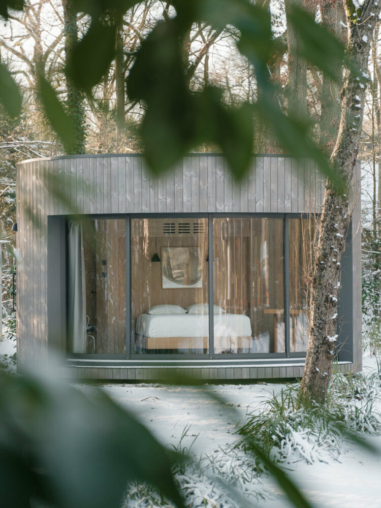 las cabinas circulares de madera lumipod complementan la villa besson en francia