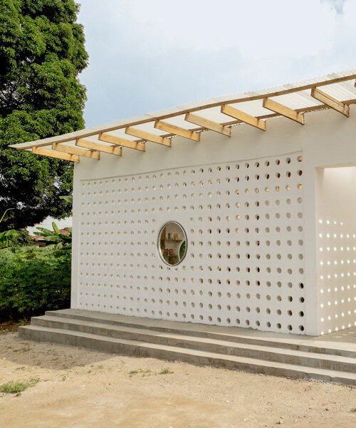 el exterior de ladrillo de barro perforado protege la biblioteca de mariam, obra de parallel studio en tanzania