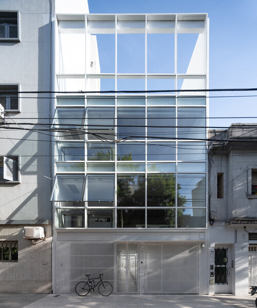la fachada de cristal transparente de moreno 2681 refleja el paisaje urbano de buenos aires
