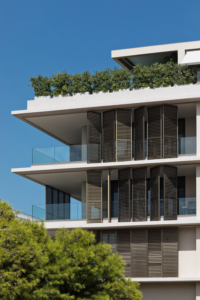 paneles de vidrio entre losas de concreto en este desarrollo residencial en los suburbios de atenas