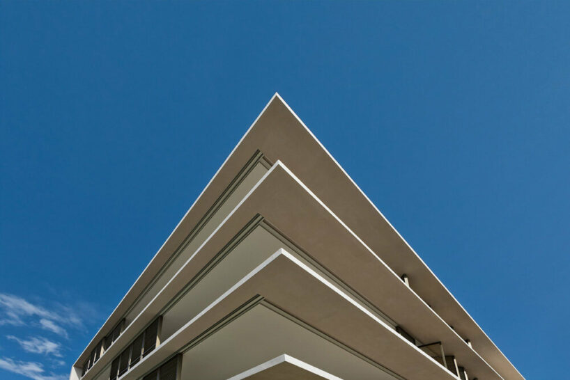 paneles de vidrio entre losas de concreto en este desarrollo residencial en los suburbios de atenas