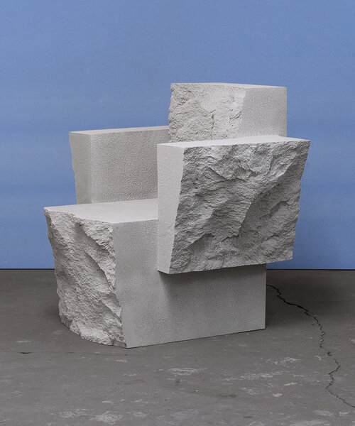 ryota akiyama transforma la espuma de uretano en primitivos objetos similares a rocas