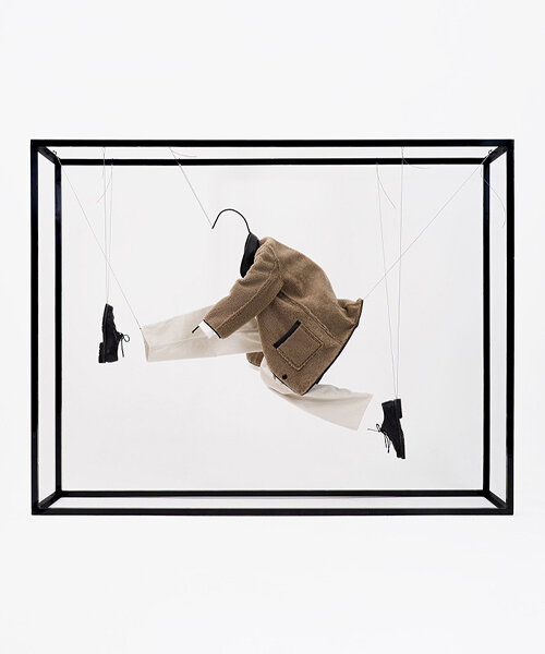 el artista arran gregory crea figuras alámbricas invisibles y flotantes para la marca de ropa YMC